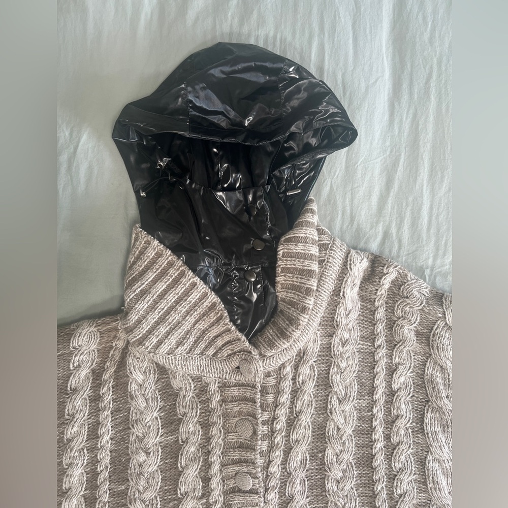 Aviu Cape/poncho with contrast vinyl hood. One size. Beige.